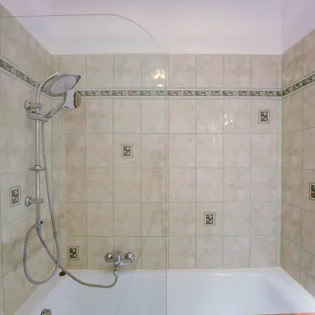 Elegant W/2 Terraces/mins To & Shops Daire Antibes