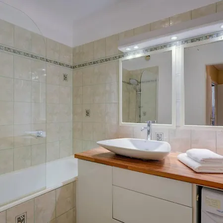 Elegant W/2 Terraces/mins To & Shops