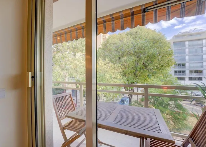 Elegant W/2 Terraces/mins To & Shops *