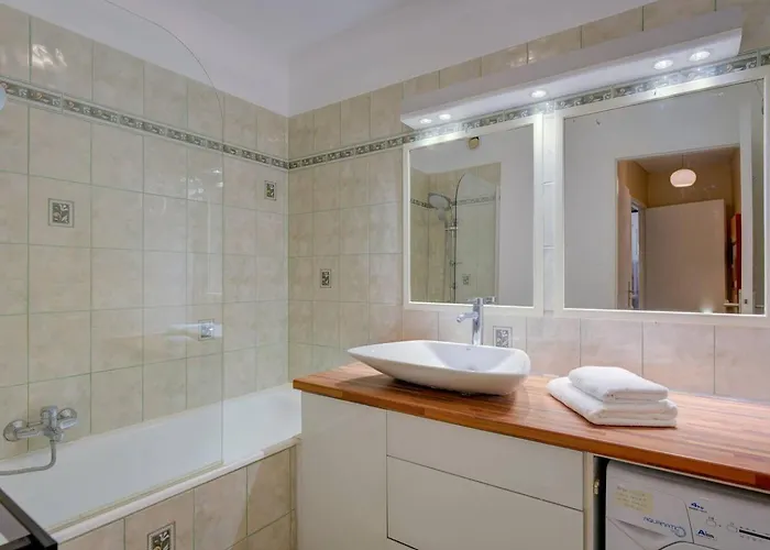 Elegant W/2 Terraces/mins To & Shops